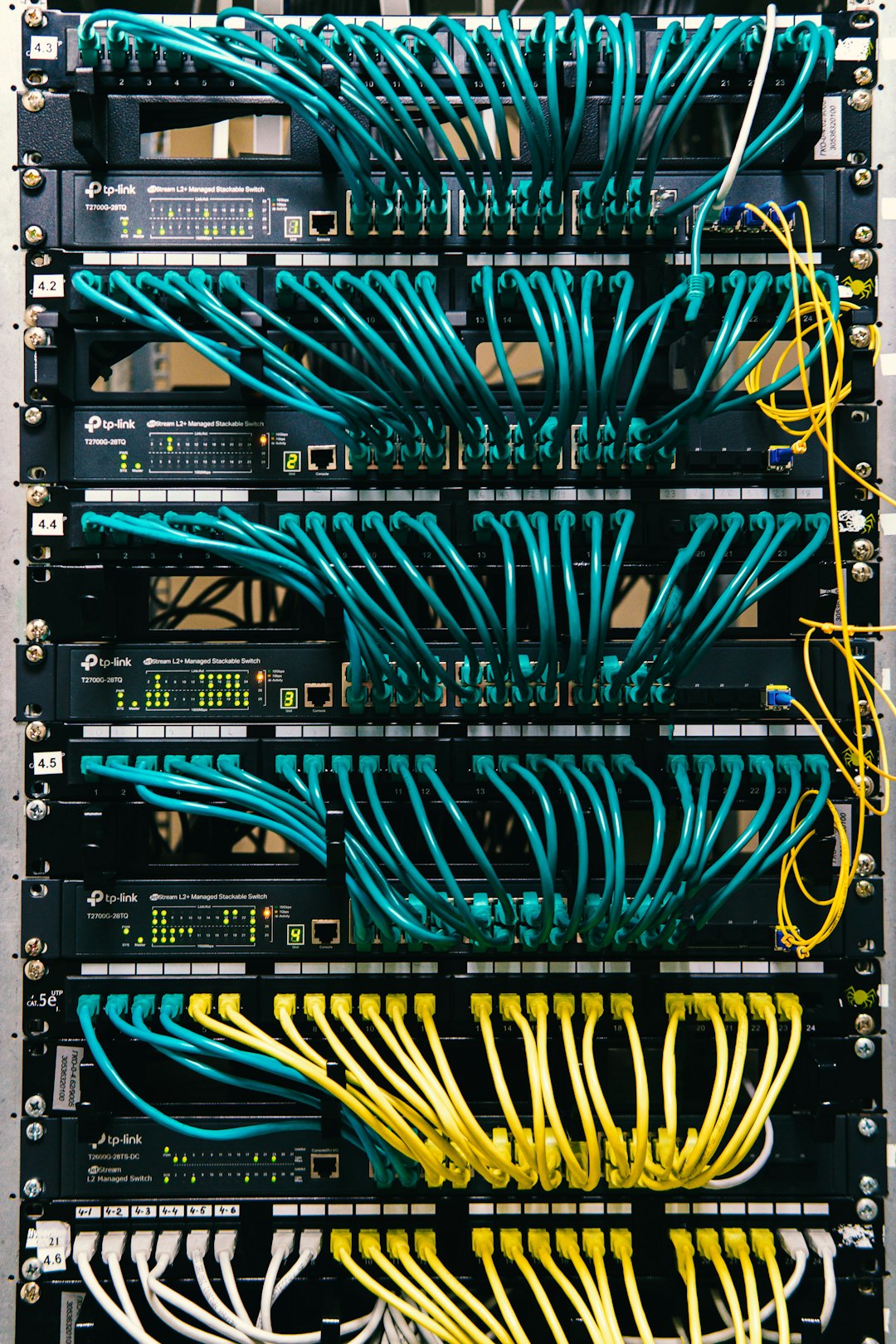 Server rack and network equipment